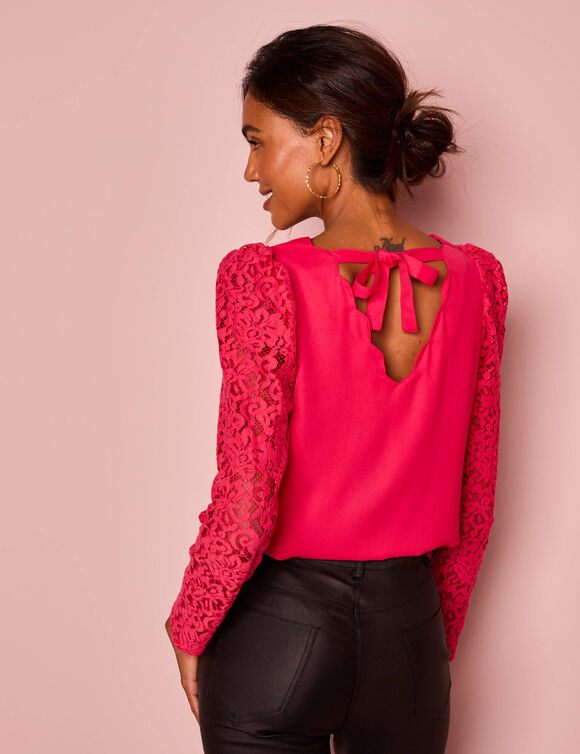 Bloes met festonrand achter (framboos) Bloes met festonrand achter (framboos)